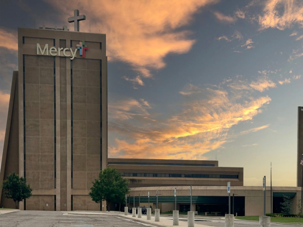 Exterior photo of Mercy Hospital Oklahoma City at dusk.