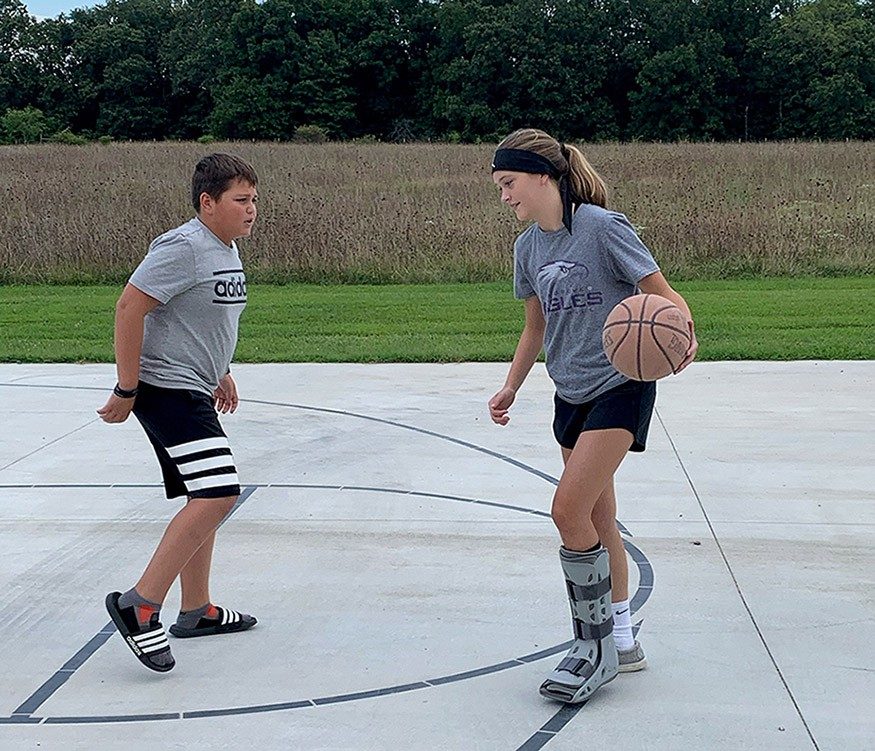 The siblings kept up their skills with a light one-on-one game, even as Taylor continued to heal.