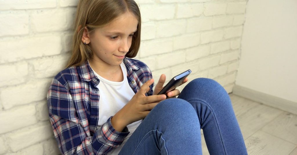kid-playing-tablet-phone-technology
