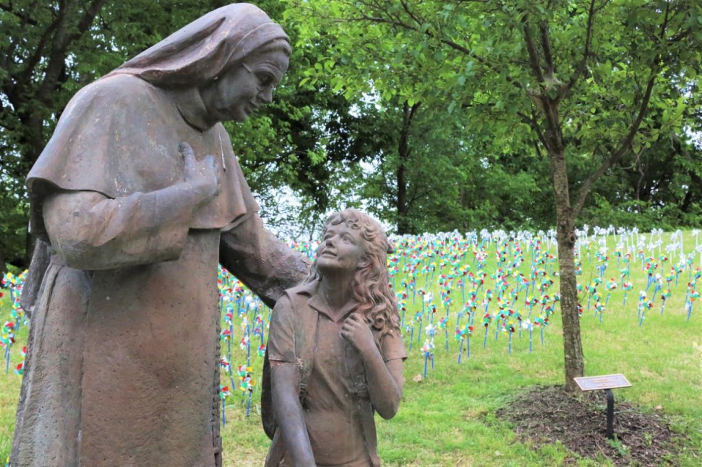 Pinwheels placed at Bergant Terrace at Mercy Hospital Northwest Arkansas represent more than 900 Mercy Northwest Arkansas patients treated for COVID-19 as well as 140 who died while in Mercy NWA's care.