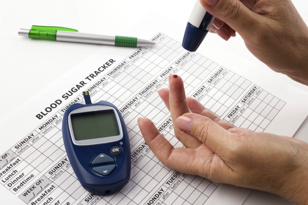 diabetes_blood_sugar_track_needle_prick_hand_523113997